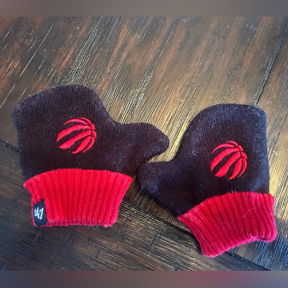 Toronto Raptors Mitts